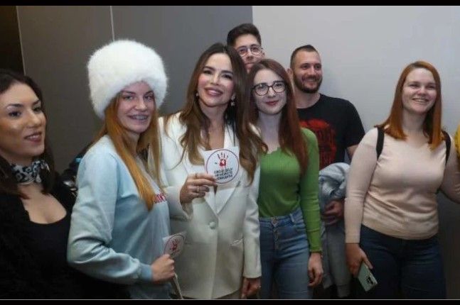 Severina podržala studente iz Beograda: Fotografisala se s njima u Sarajevu