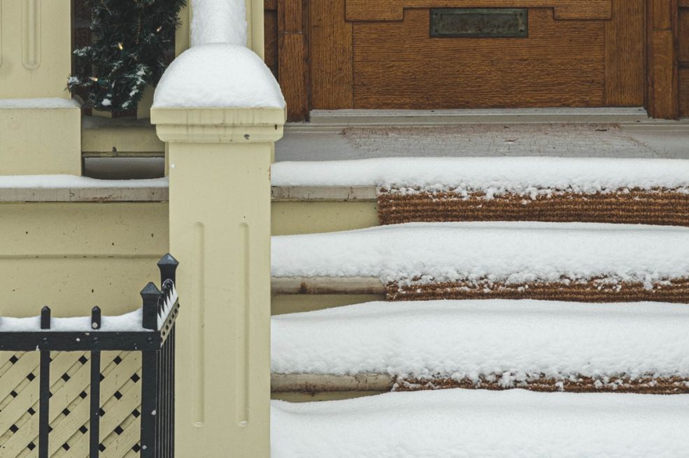 Nije so: Led sa stepeništa nestaje u trenu uz 1 jeftin sastojak koji svi imaju u kući
