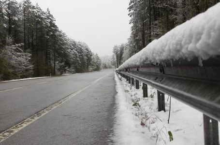 Stanje na cestama u BiH: Snijeg, poledica i kolone na granicama