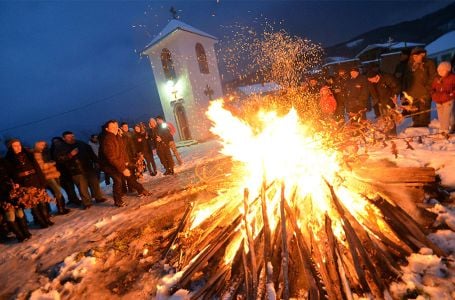 Pravoslavni vjernici danas slave Badnji dan: Pali se badnjak u susret Božiću