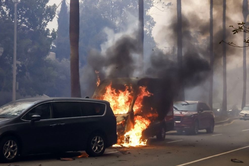 Los Angeles gori. "Nema kontrole požara, vatrogasci više ne mogu odbraniti kuće"