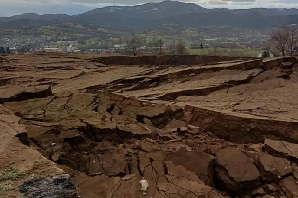 Stanje apokaliptično: Sedam domaćinstava evakuisano iz zone klizišta u Maglaju