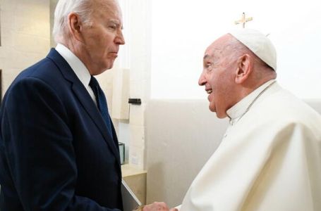 Biden odlikovao papu Franju