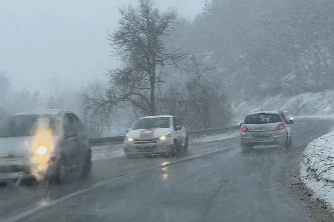 ŠOK PRIZOR U ULCINJU, PLAŽA ZAVEJANA SNIJEGOM: Crna Gora na udaru strašne oluje! (VIDEO)