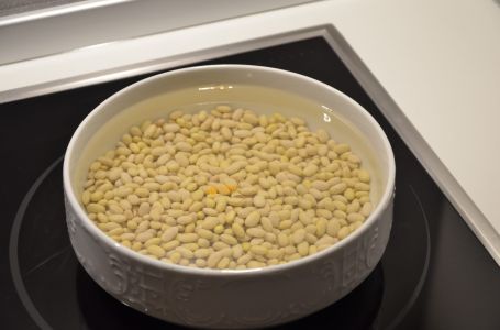 U vodi, nikako: Grah prije kuhanja bolje potopite u ovu 1 namirnicu