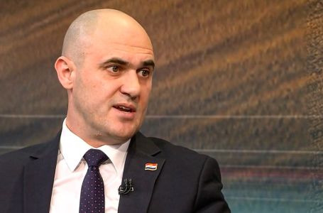 Objavljen snimak na kojoj hrvatski ministar puca iz pištolja kroz prozor auta