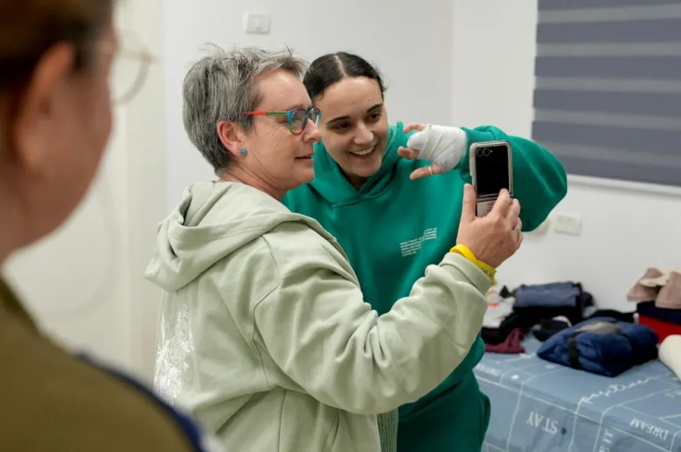 Vlada Izraela objavila fotografije taokinja nakon prelaska u Izrael i susreta s majkama