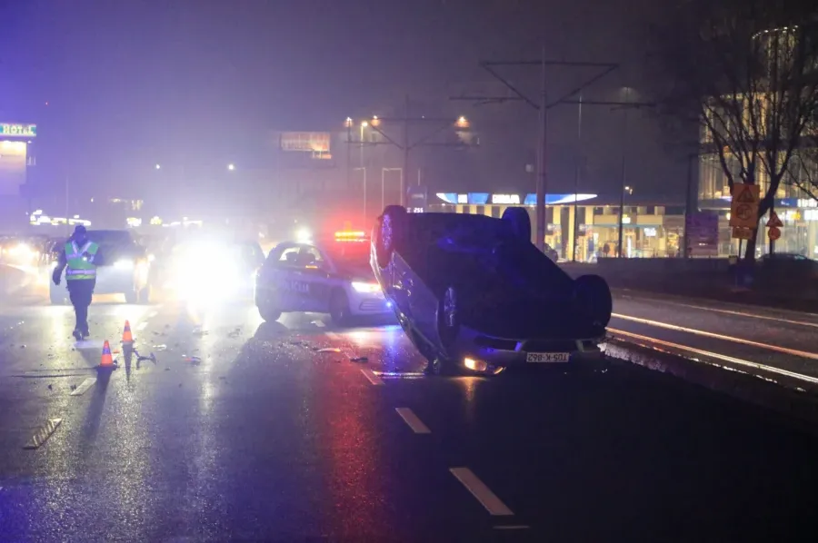 Lančani sudar na Stupu, automobil završio na krovu