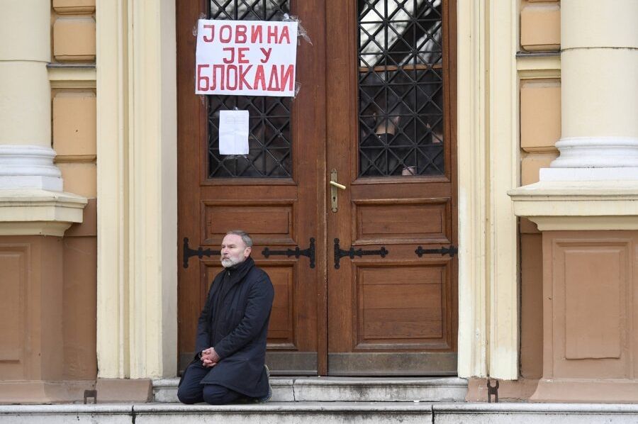 SRBIJA, DANAS: Direktor "Jovine gimnazije" u Novom Sadu koji je klečao ispred škole drži čas za...