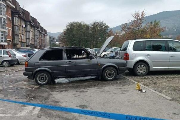 Na parkingu u Zenici se zapalio 'passat', požar zahvatio još dva vozila