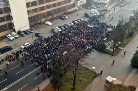 SDP BiH fotografijom prokomentarisao proteste: “Većina je za minimalnu platu”