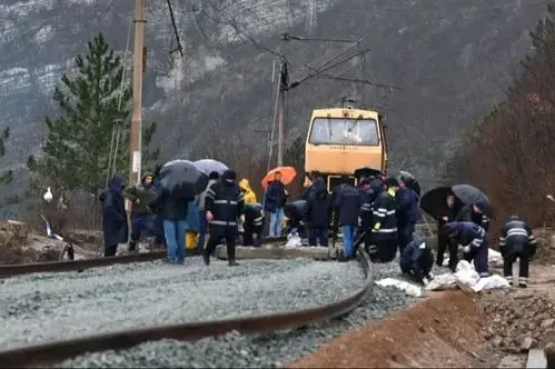 Započelo postavljanje pragova i šina na pruzi u Jablanici