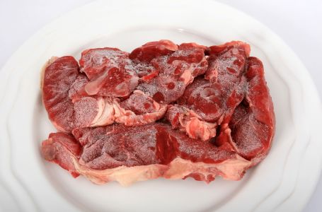 TRIK POMOĆU KOJEG ĆETE NAJBRŽE ODLEDITI MESO: Ovako neće izgubiti hranljive sastojke