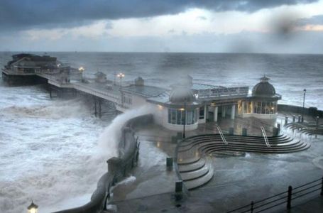 Oluja Éowyn razara Irsku: Vjetrovi do 160 km/h prijete životima