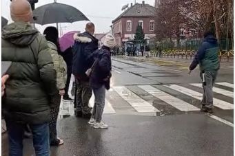 BLOKADA STALA NA TREN: Policija prošla i jedno vozilo iza, evo ko je bio u njemu