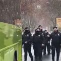 Evo kako je policija otjerala studente da autobus može stići na Vučićev skup