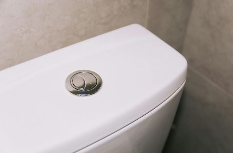 Ulijte ovo u vodokotlić preko noći: Ujutro će vas dočekati mirisno kupatilo bez kamenca