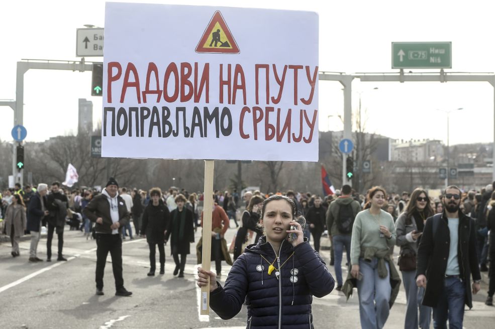 Studenti na cjelodnevnoj blokadi saobraćajne petlje u Beogradu