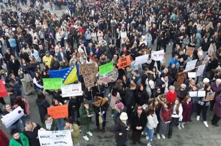 Iz Tuzle sve revolucije u BiH kreću: Hiljade studenata, građana, penzionera i učenika na protestu
