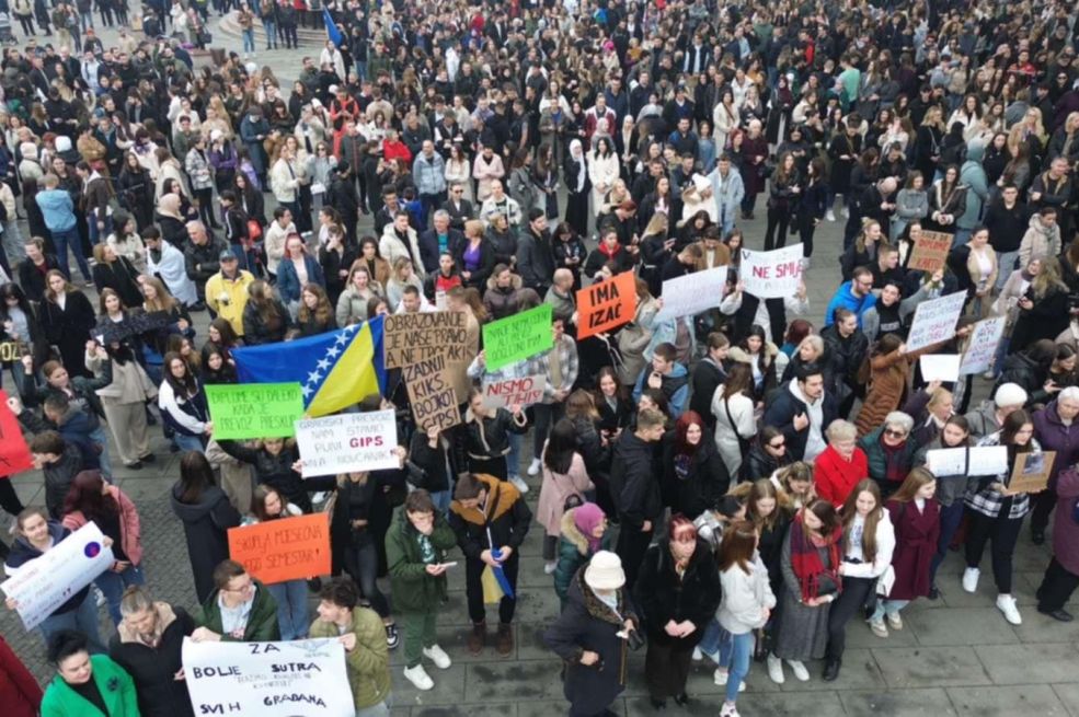 Iz Tuzle sve revolucije u BiH kreću: Hiljade studenata, građana, penzionera i učenika na protestu