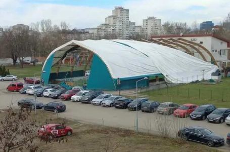 Vjetar uništio balon škole fudbala u Banjaluci