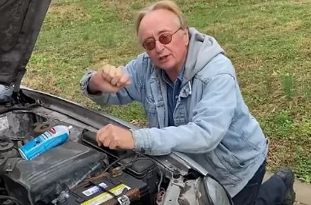 Automehaničar pokazao sjajan trik: ‘Vozilo s praznim akumulatorom možete pokrenuti’