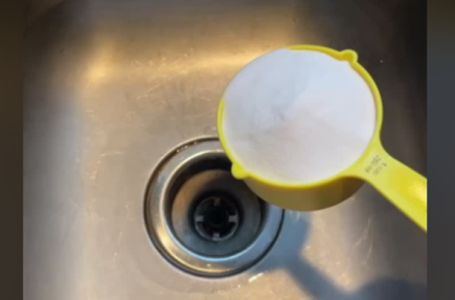 Od dlaka i prljavštine: Odvod u tušu MOŽETE OTČEPITI uz pomoć 1 jeftinog sastojka