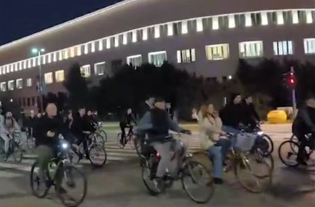 Studenti nastavljaju put ka Novom Sadu: Biciklisti se okupili u centru (VIDEO)