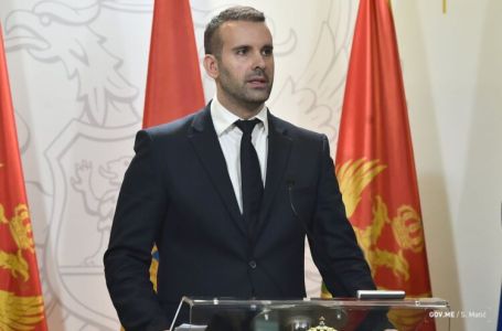 Premijer Crne Gore zbog bojkota kupovao na pijaci (FOTO)