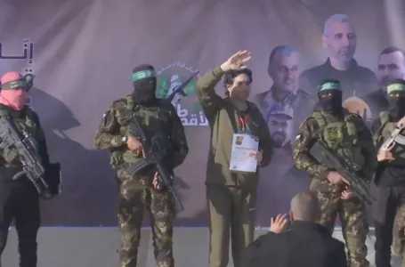 Hamas pustio na slobodu tri Izraelca: Taoci mahali okupljenim Palestincima, uručeni im i certifikati