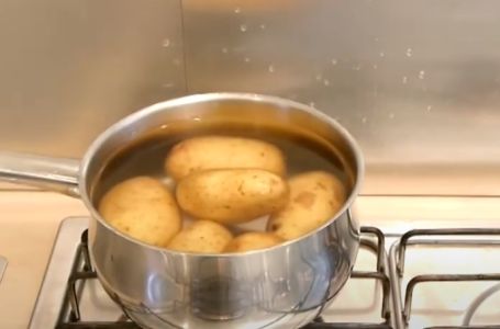 Kad kuhate krompir dodajte u vodu malo ovoga: Brže će biti gotov i neće se raspasti