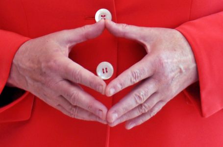 Šta znači kada neko postavi ruke u obliku trougla dok govori? Psihologija objašnjava