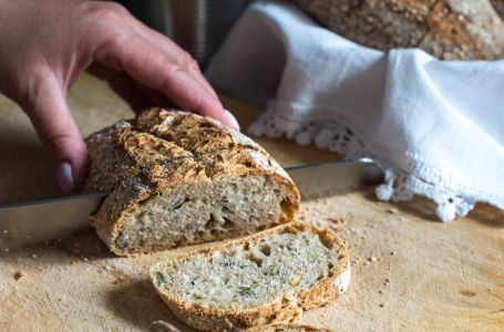 Staro vjerovanje naših predaka kaže da se hljeb ne siječe nedeljom, a evo i zašto