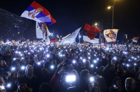 Emotivna scena na blokadi u Novom Sadu: Dečak sa transparentom rasplakao novinarku Nove