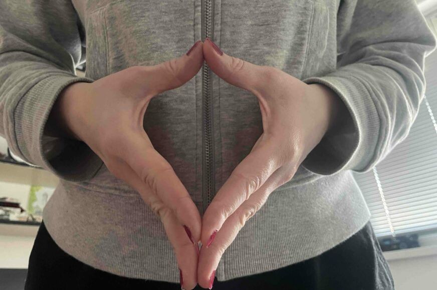 Šta znači kada neko postavi ruke u obliku trougla dok govori? Psihologija objašnjava