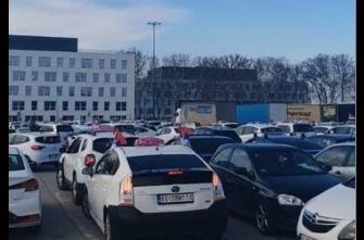 Kolona taksista duga 10 kilometara otišla po studente u Novi Sad