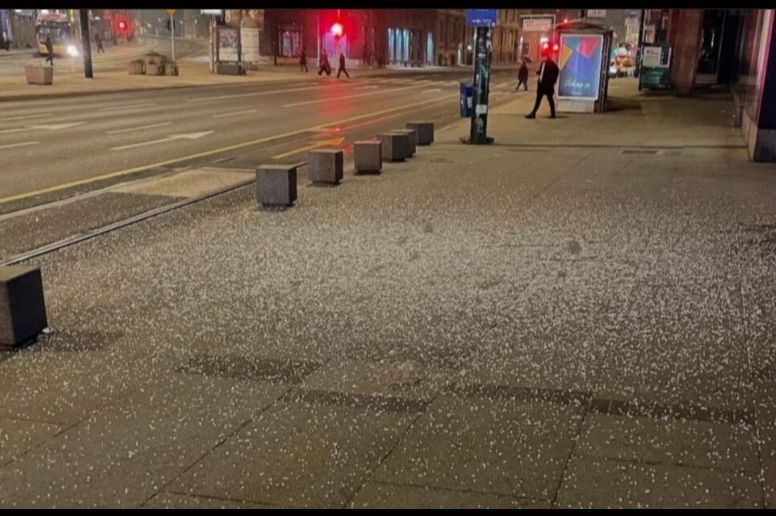 Pukao stakleni reklamni panel na SCC-u, po cesti rasuto staklo