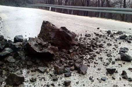 BIHAMK: Suh i mjestimično vlažan kolovoz u BiH, oprez zbog odrona i magle