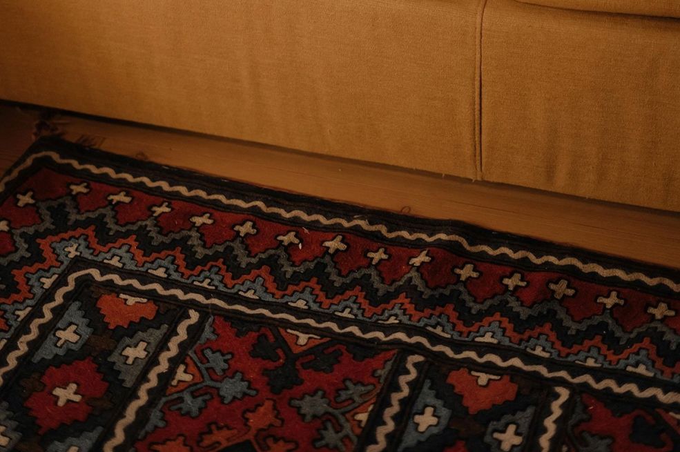 Dlake i prašina nestaju bez traga: 1 predmet čisti tepih bolje od usisivača