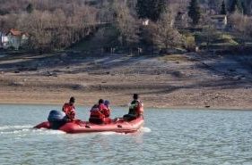 Spasioci tragaju za ribarom koji je nestao na Jablaničkom jezeru