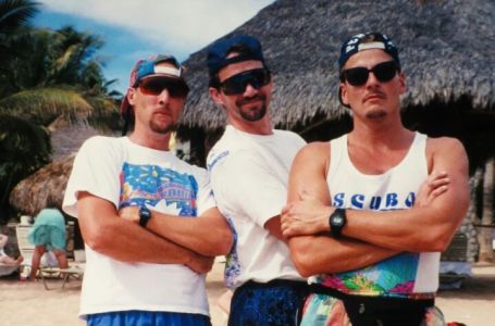 Prijatelji ponovili fotografiju s mora iz davne 1994.: EVO KAKO DANAS IZGLEDAJU