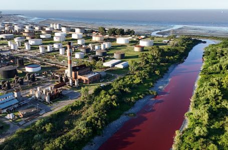 Misterija u Argentini: Kanal u predgrađu prijestolnice postao jarko crven, stanovnici uznemireni