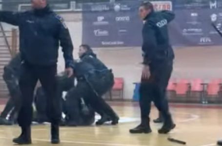 NEMILE SCENE U MOSTARU: Prekinut derbi Zrinjskog i Veleža zbog navijačkih nereda (VIDEO)