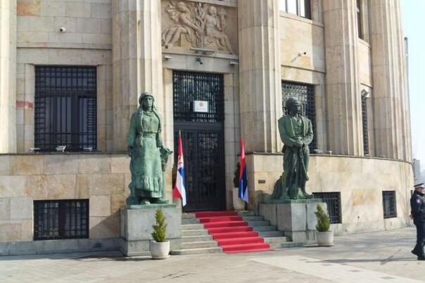 Zastava Srbije ispred Dodikovog kabineta i pored zabrane Ustavnog suda BiH