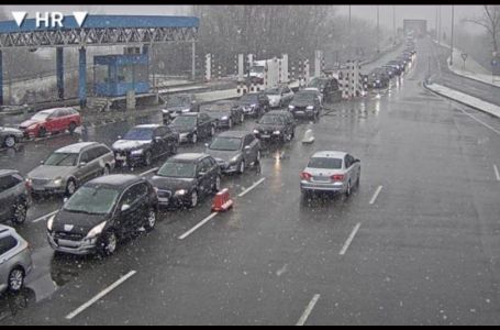 Naoružajte se strpljenjem: Duge kolone vozila na izlazu iz naše zemlje