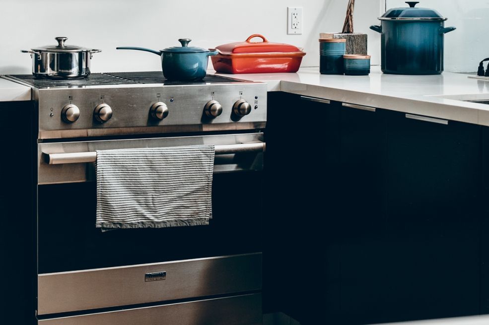 Mnogi još uvijek ne znaju čemu služi fioka ispod šporeta: Nije za plehove, ovo je prava svrha