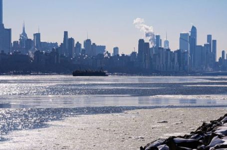 Uslijed hladnog talasa djelimičmo zaleđena rijeka Hudson u Njujorku