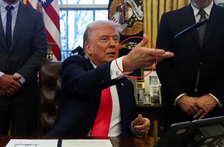 Mnogi su primijetili ovaj detalj na Trumpovoj ruci: Bijela kuća se odmah oglasila