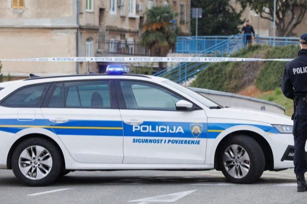 Preminuo 26-godišnjak kojeg je policija pronašla na cesti