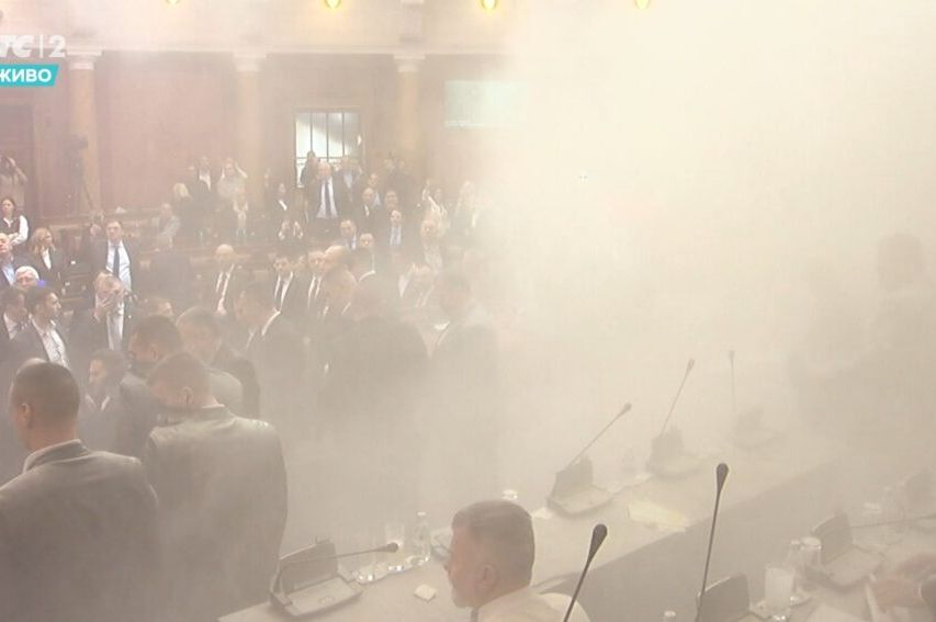 Novi incident u Skupštini Srbije: Ponovo lete dimne bombe i jaja